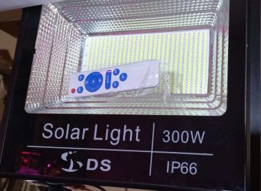 Đèn pha năng lượng mặt trời 200W