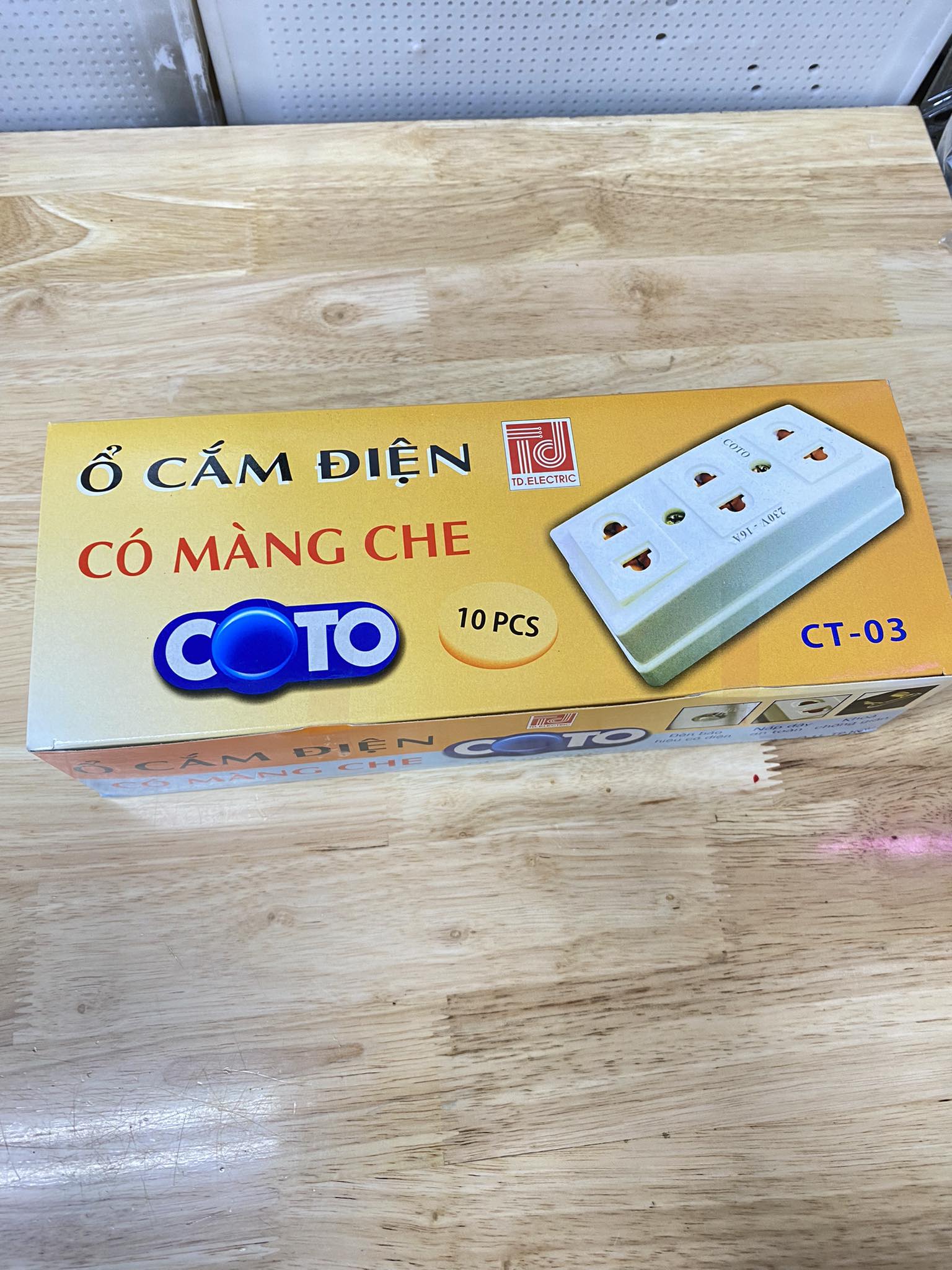 Ổ cắm 3 lỗ có màng che Coto